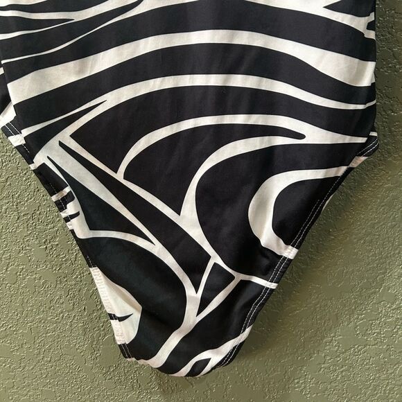 Pretty Little Thing Size 6 Full Body Swim Suit - Picture 7 of 8